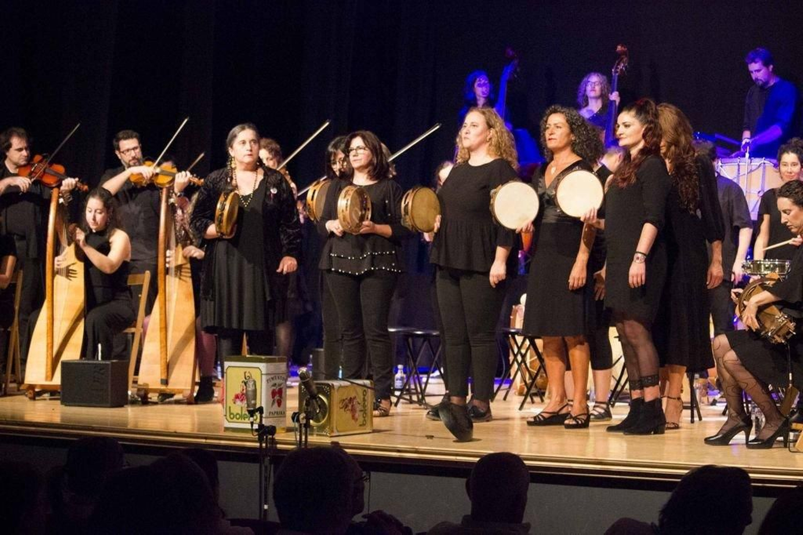 A orquestra Sondeseu, durante o seu concerto no centro veciñal de Valadares.