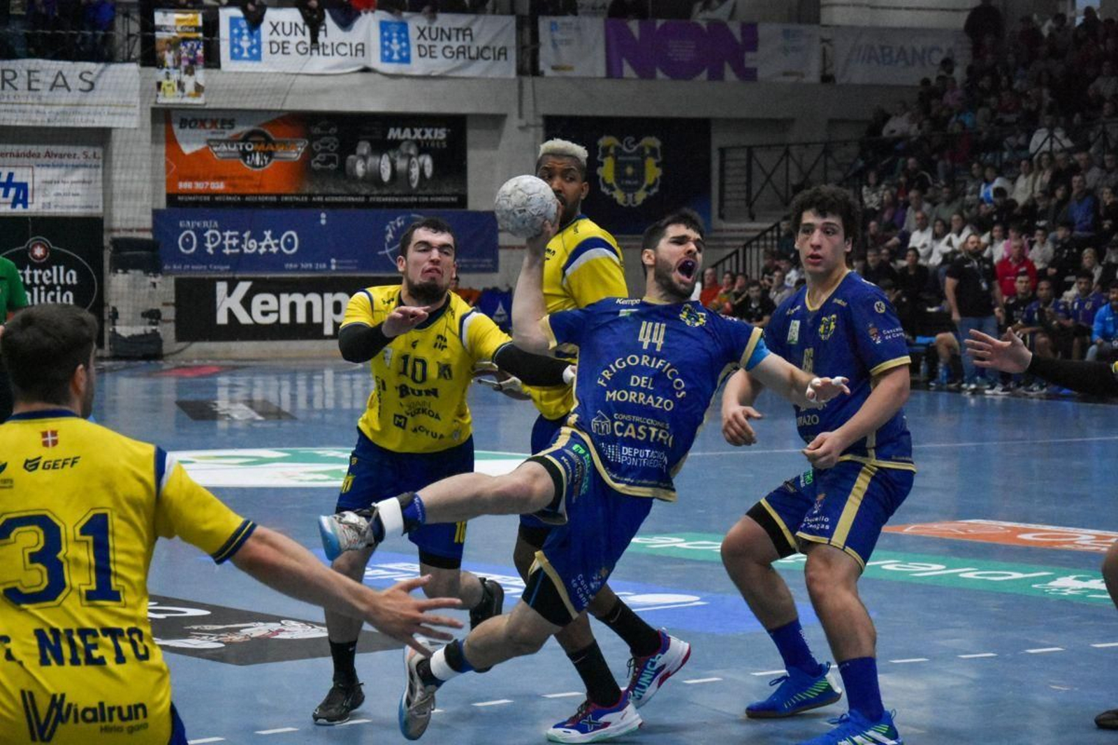 Santi López se dispone a lanzar a puerta en el partido disputado ayer en el pabellón de O Gatañal.