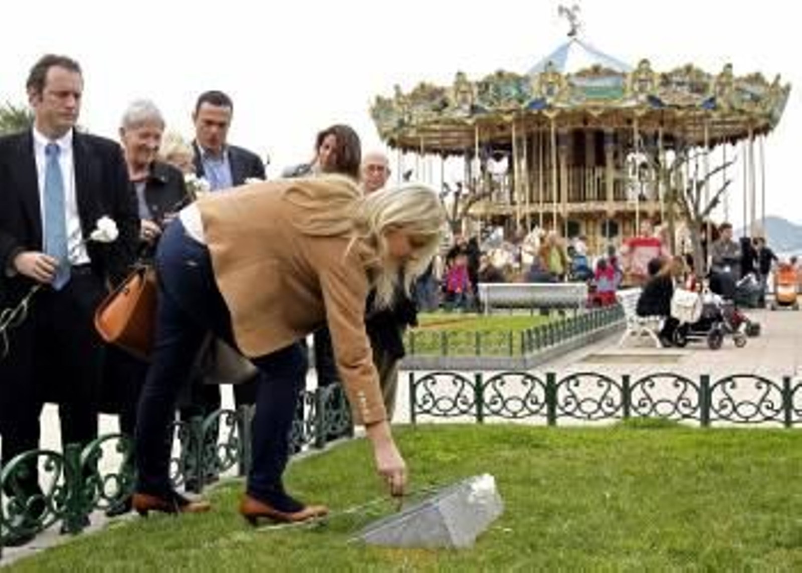 La hermana de Miguel Ángel Blanco, Mari Mar, durante una ofrenda floral. (Foto: JAVIER  ETXEZARRETA)