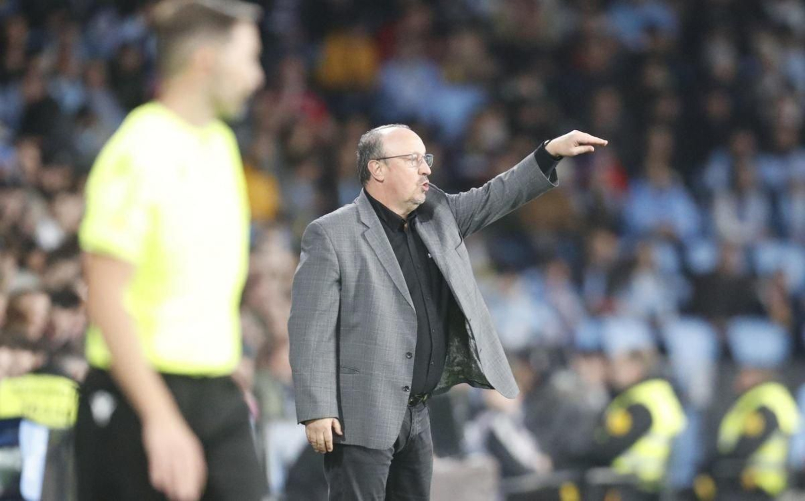 El entrenador madrileño da instrucciones desde la banda de Balaídos en el duelo de ayer.
