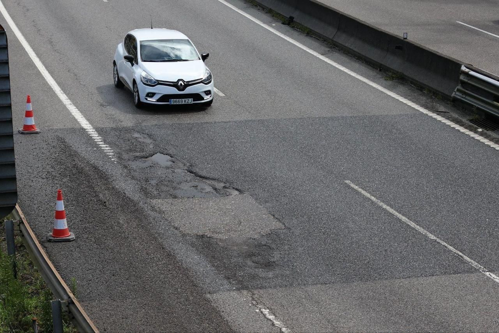 Coches circulando a través de los baches de la A-55.