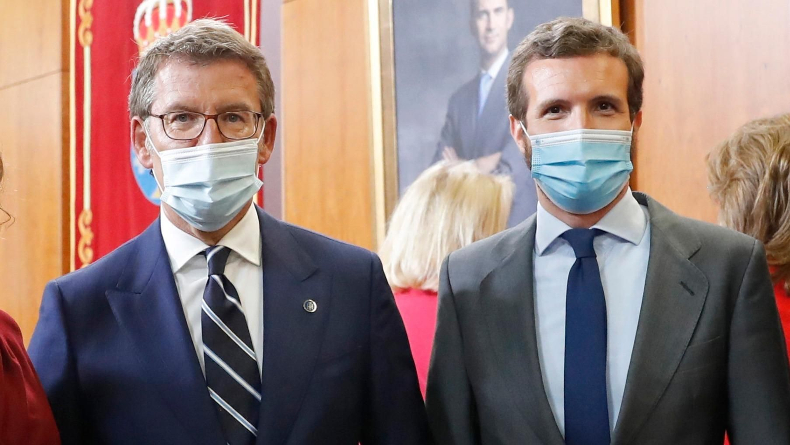 El presidente de la Xunta, Alberto Núñez Feijóo, posa con el presidente del PP Pablo Casado