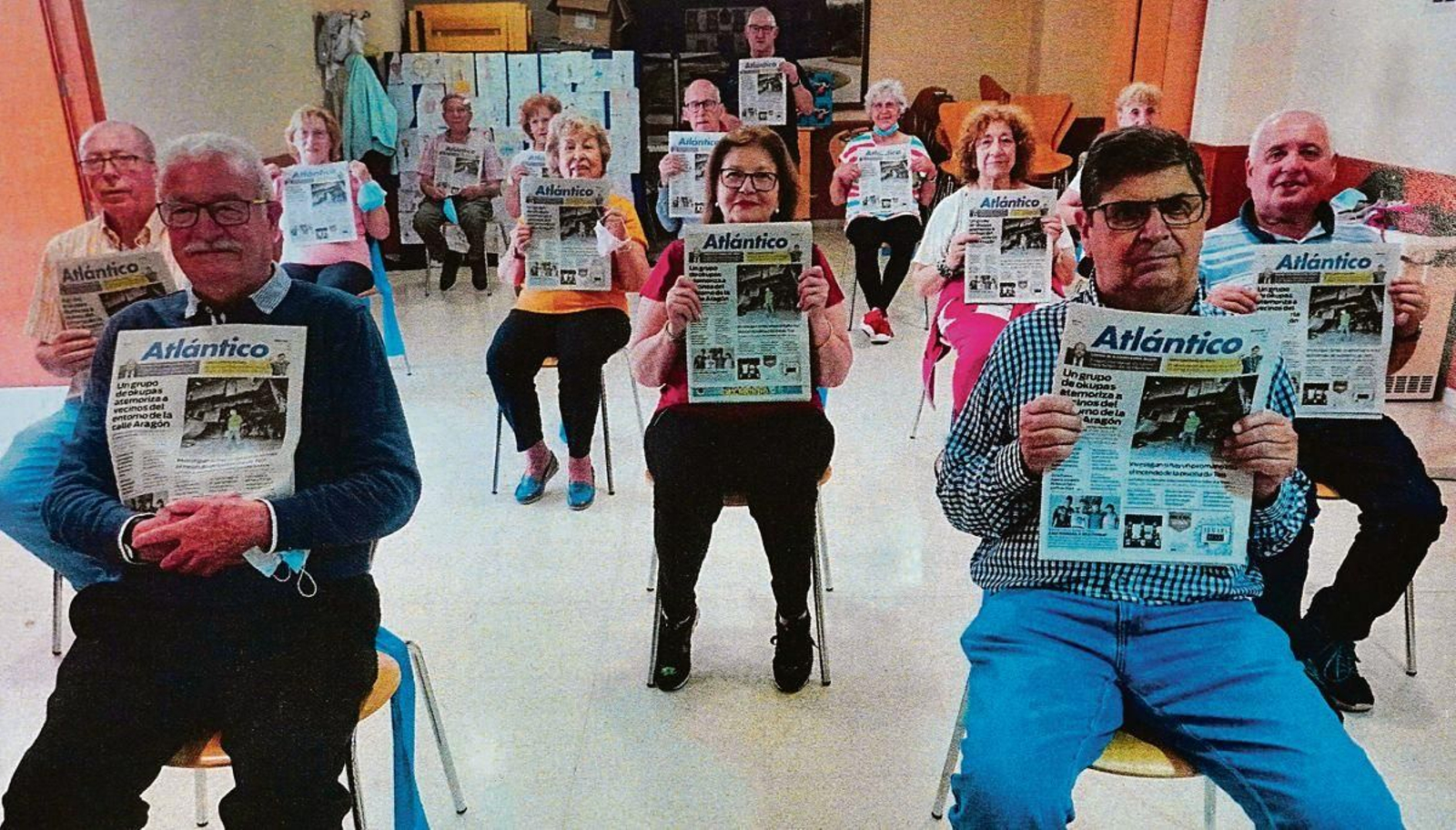 Varias personas enseñan la porta de Atlántico.