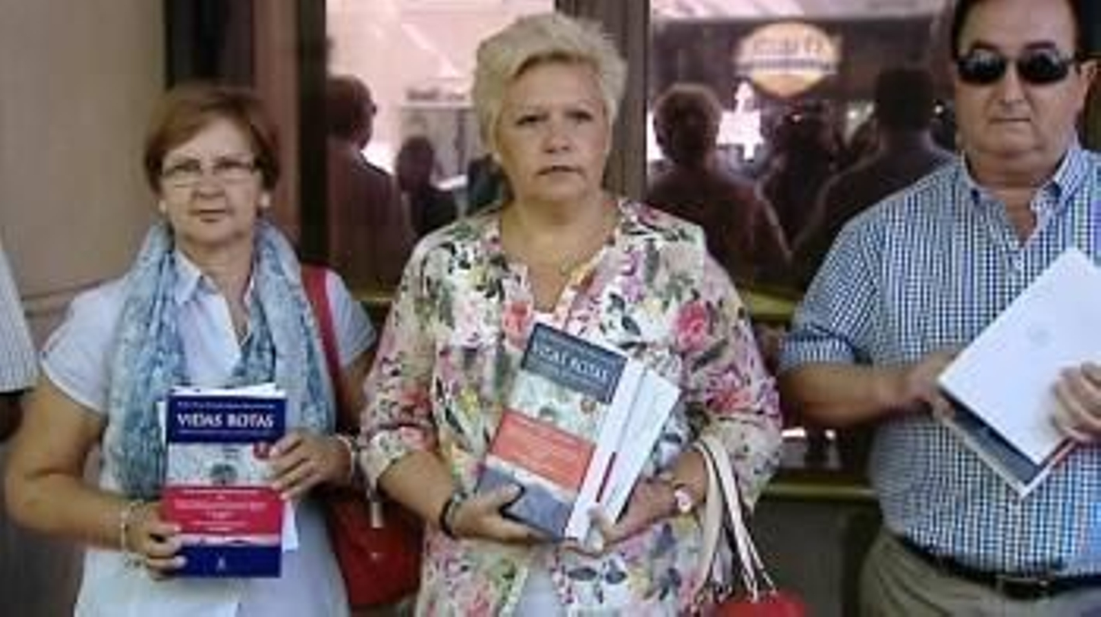 La presidenta de la AVT, Ángeles Pedraza (en el centro), en la Audiencia Nacional con el libro 'Vidas rotas'.
