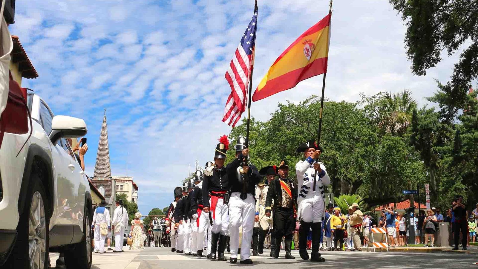 USA848. SAN AGUSTÍN (ESTADOS UNIDOS), 10/07/2021.- Unas personas vestidas como militares de época desfilan durante el acto que conmemora el Tratado de Transcontinentalidad en virtud del cual la Corona española cedió la Florida a los entonces jóvenes Estados Unidos de América, durante un acto hoy, en San Agustín, Florida (EE.UU.). Florida cumplió este sábado 200 años siendo parte de Estados Unidos, un aniversario que fue conmemorado en la ciudad de San Agustín con presencia de autoridades españolas y estadounidenses y una representación histórica a cargo de más de 120 personas vestidas de época. EFE/ Raphael Cosme III 
