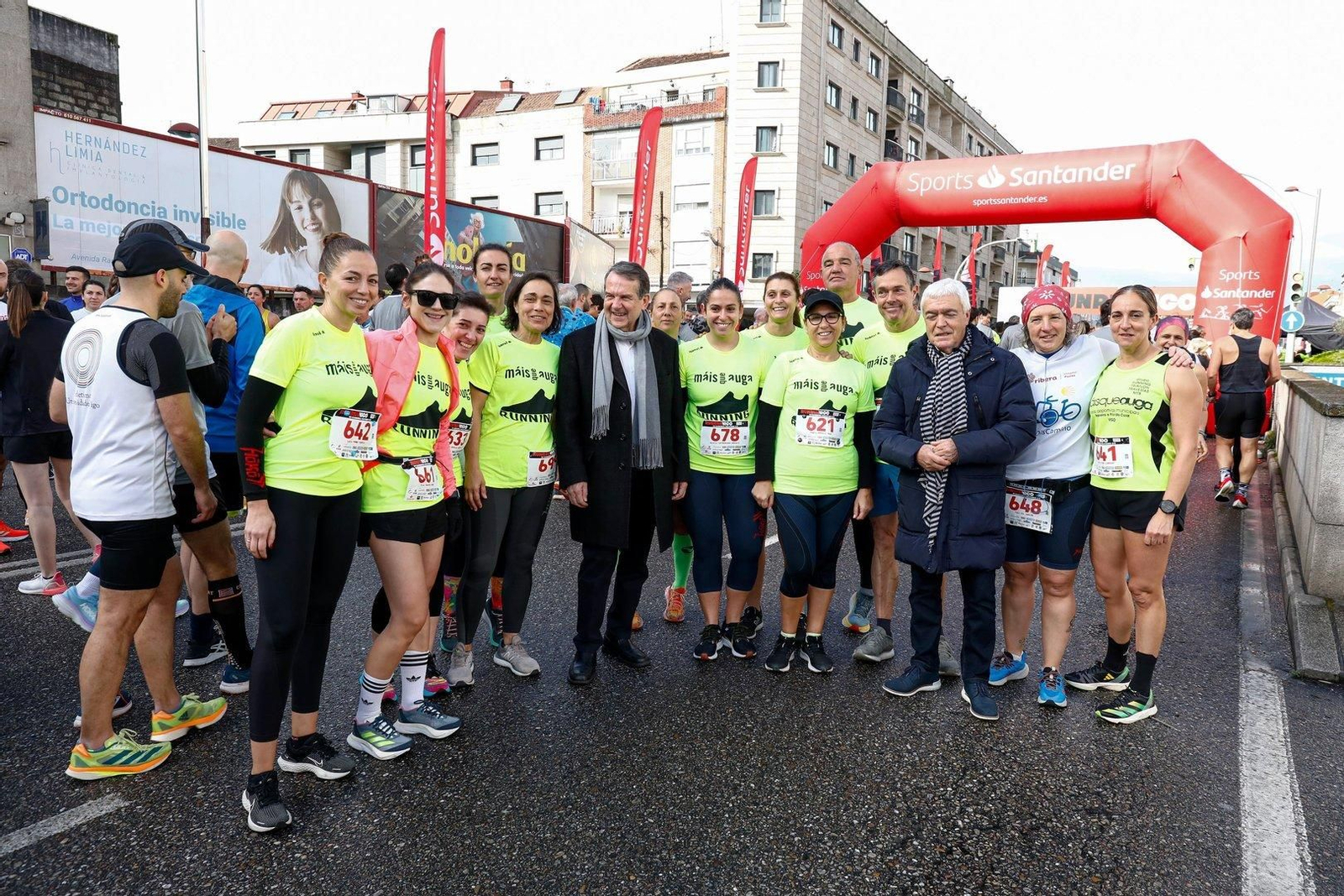 Posado de participantes en la carrera Calvario 5+5 con el alcalde Abel Caballero y el concejal Manel Fernández.