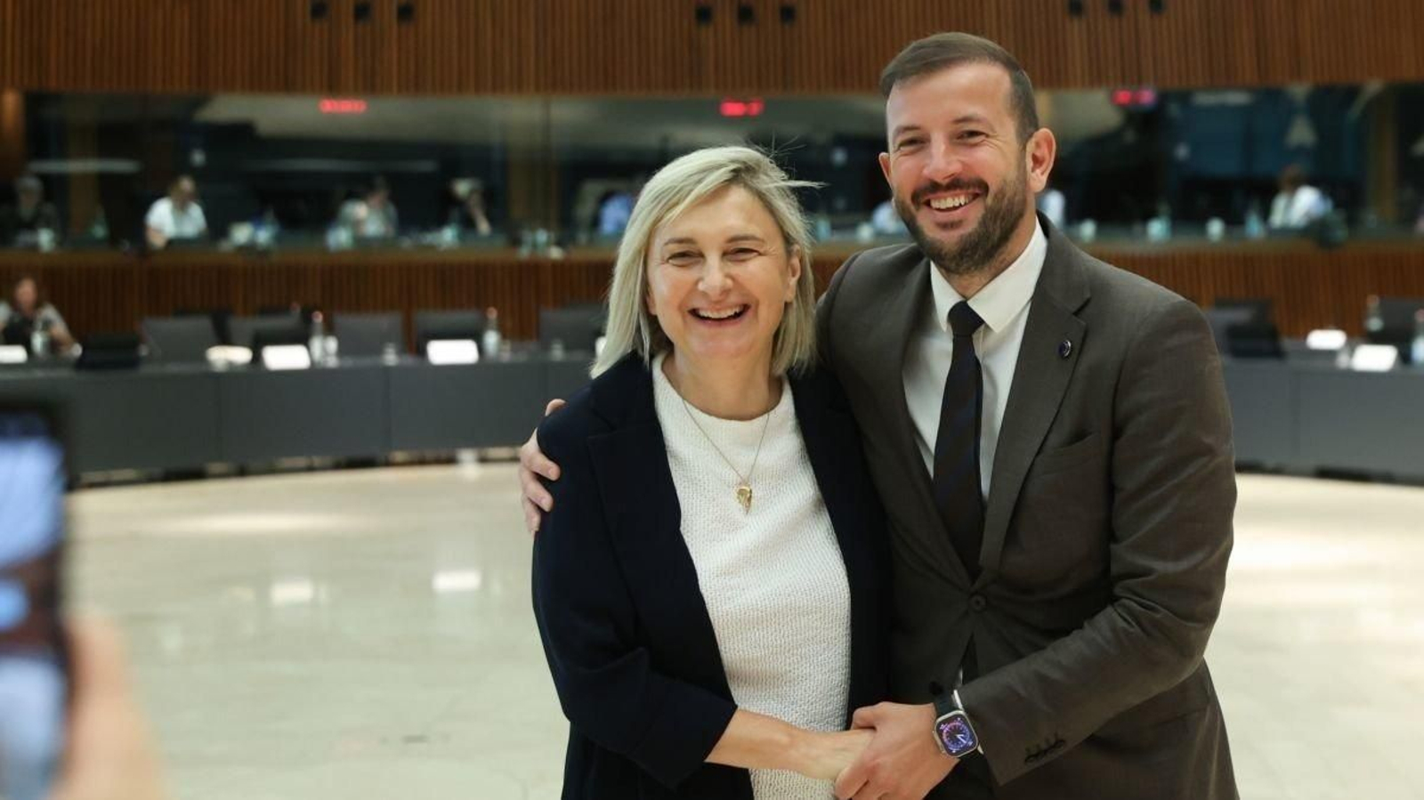 Virginijus Sinkevicius ayer en Luxemburgo con la ministra belga Hilde Crévits que presidió el consejo.