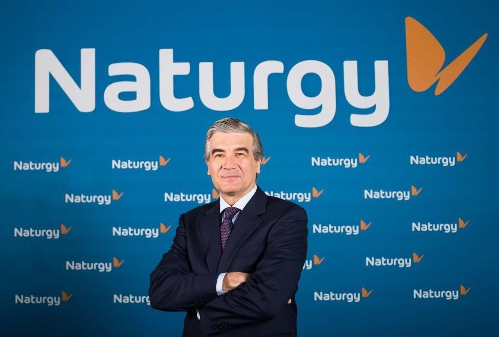 Francisco Reynés ante el logo del nuevo nombre de la antigua Gas Natural Fenosa, ahora Naturgy