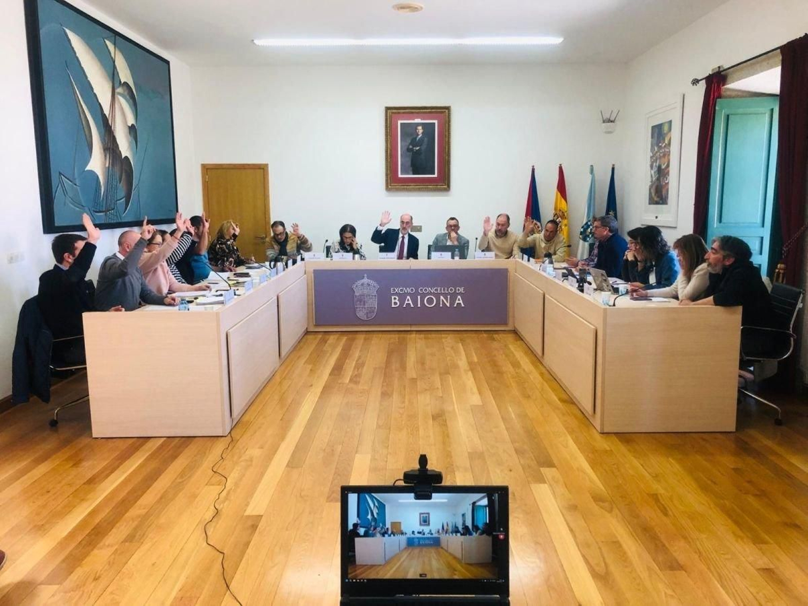 El pleno de la corporación del Concello de Baiona aprobó ayer de forma inicial y por mayoría los presupuestos para el 2024 presentados por el equipo de gobierno. La aprobación de las cuentas municipales contó con los 11 votos a favor del gobierno local del Partido Popular. El pleno dio así su visto bueno a un presupuesto municipal que se incrementa en un 6,04% con respecto al de 2023 llegando hasta la cifra récord de 11,2 millones de euros, el mayor presupuesto de la historia de esta administración local a pesar de las actuales circunstancias económicas.

Desde el gobierno baionés destacan que este techo “garantiza la prestación de servicios, con eficacia y eficiencia, para todos los vecinos de este municipio; aumenta considerablemente la partida destinada a los servicios sociales; y potencia las inversiones y actuaciones en el término municipal”.

Los presupuestos aprobados ayer son, en palabras del alcalde de Baiona, Jesús Vázquez Almuiña, “realistas y adaptados a la situación socioeconómica actual”.

Además de las cuentas de 2024, también se llevó al pleno ordinario de abril la aprobación de la ordenanza fiscal de terrazas con los 11 votos favorables del equipo de gobierno. La tasa por ocupación de la vía pública lleva sin aplicarse en el municipio desde hace cuatro años y con esta medida aprobada en pleno se recuperará el pago para “buscar el equilibrio entre el derecho de la ciudadanía al espacio público y la aspiración de la hostelería a darle a su clientela un servicio adecuado”.

El pleno también aprobó, con los 11 votos del gobierno, la moción presentada por el PP instando al Gobierno de España a que modifique el decreto que regula los gallineros de autoconsumo para suprimir la obligatoriedad de registro de las explotaciones avícolas de este tipo.