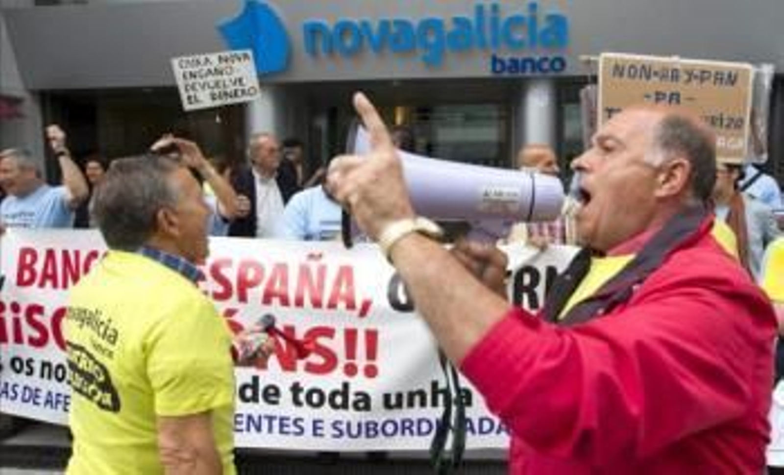 Protestas ante una sucursal de Novagalicia Banco (Foto: Archivo EFE)