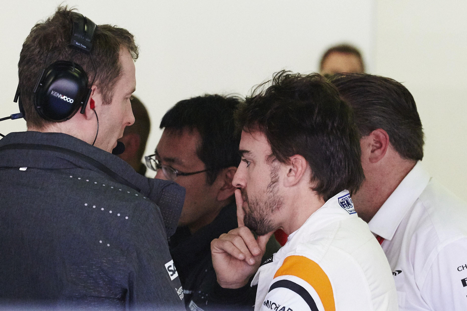 Alonso charla con sus técnicos tras tener que parar el coche.