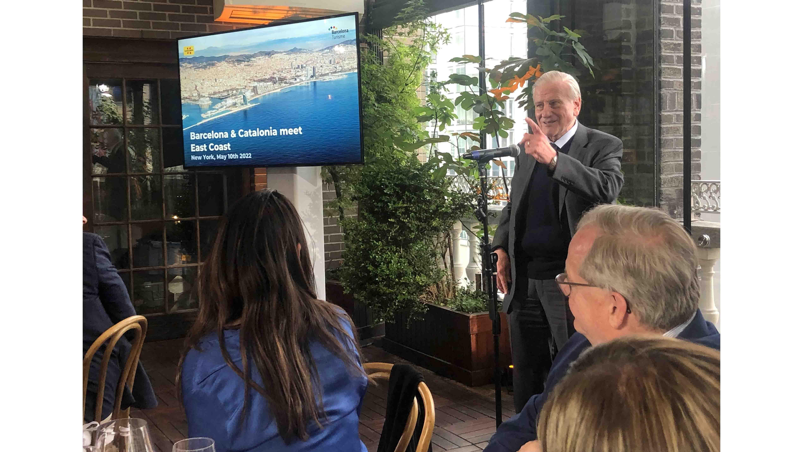 El prestigioso cardiólogo catalán afincado en Nueva York, Valentín Fuster, habla en la presentación promocional de la ciudad de Barcelona celebrada en Nueva York. EFE/Javier Otazu