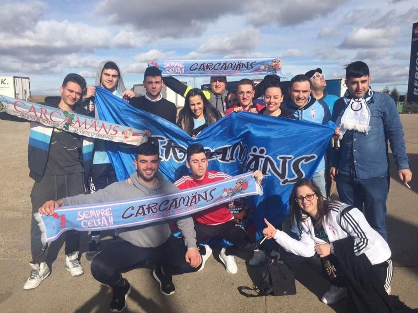 Componentes de la peña Carcamáns, que hoy celebra una gran fiesta.