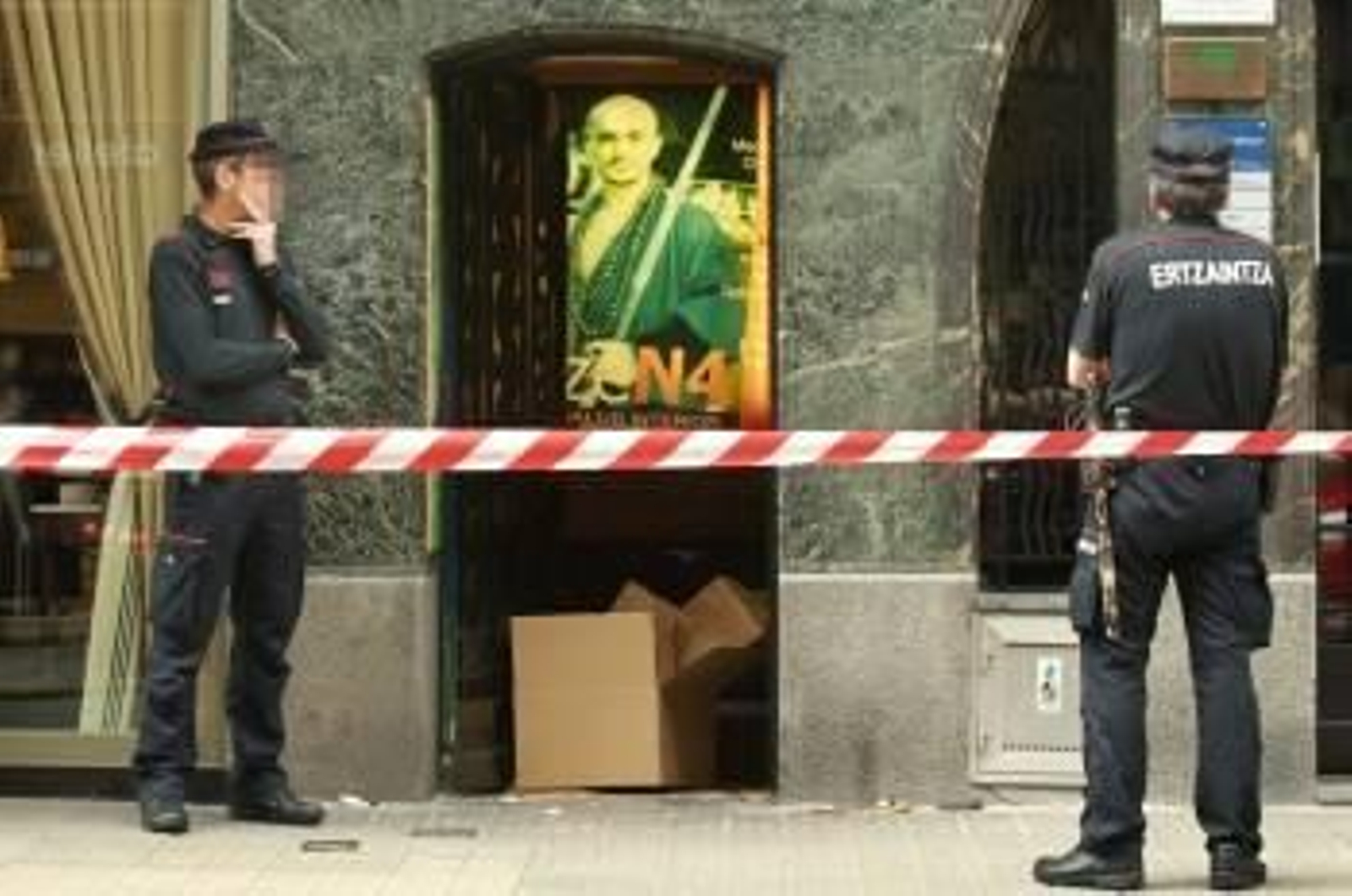 La policía vasca custodia el gimnasio propiedad de Juan Carlos Aguilar.  (Foto: ALFREDO ALDAI)