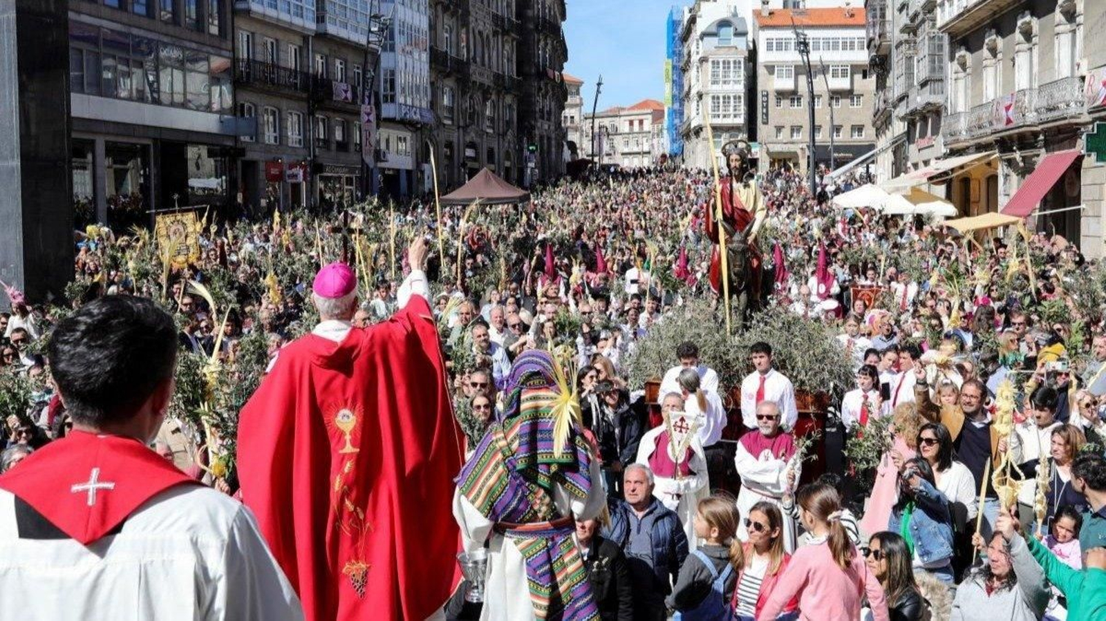 Un instante de la procesión de la Borriquilla del año pasado en Porta do Sol, en el que el obispo procede a la bendición de los ramos.