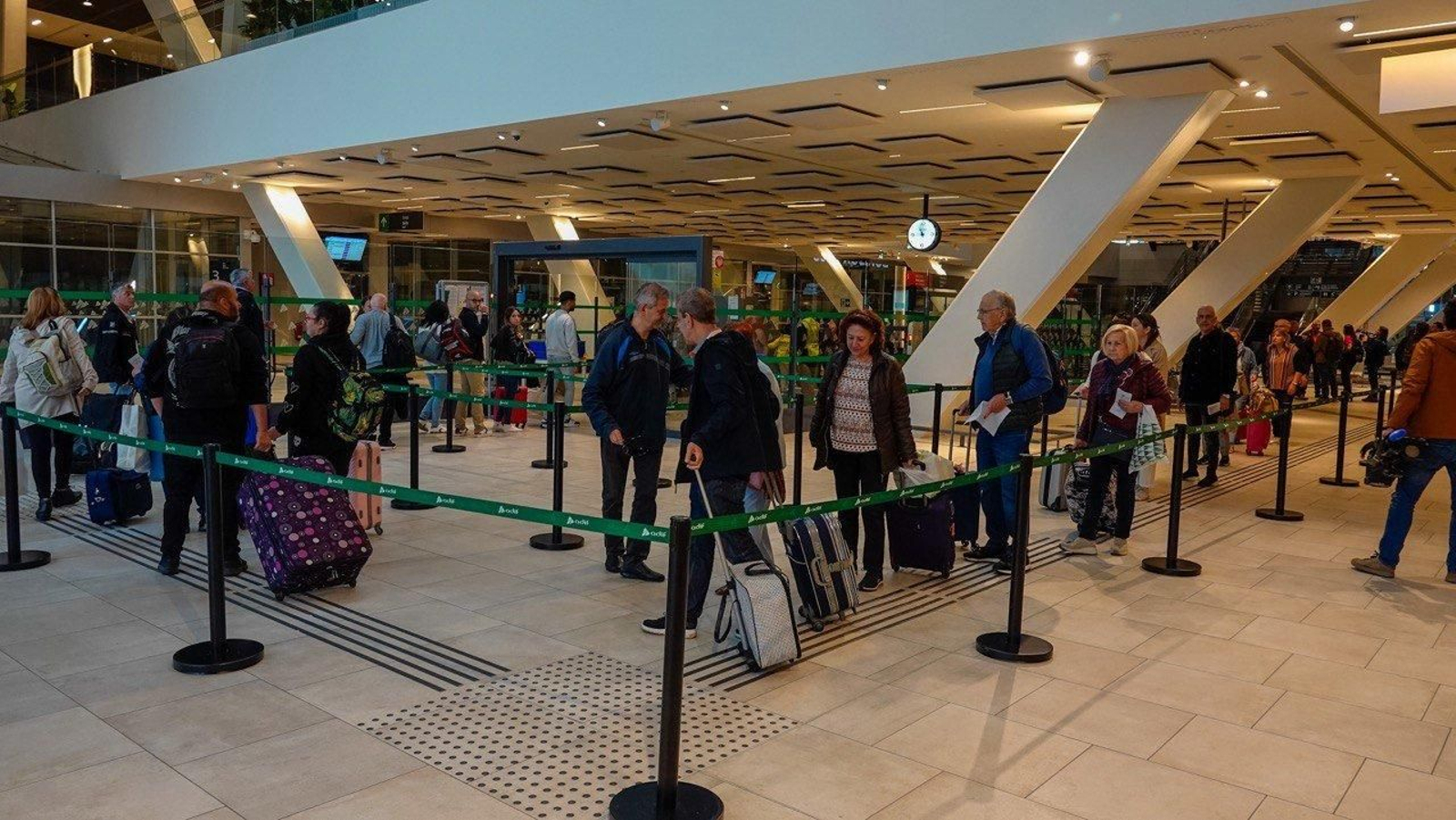 Colas en la estación de Urzaiz para subirse al tren Avril.