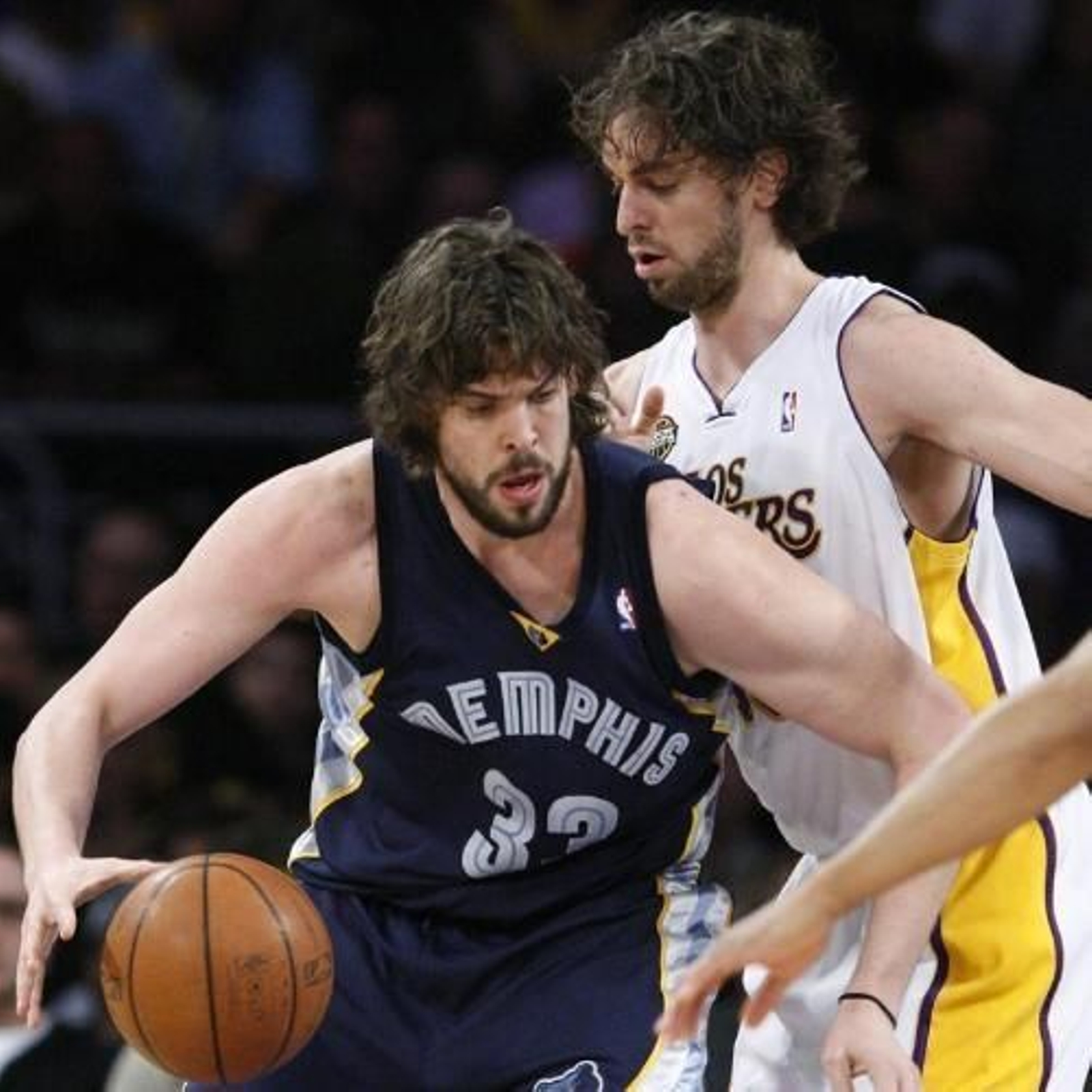 Mark y Pau Gasol, durante el partido.