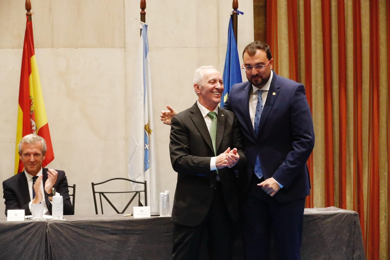 El presidente del Principado, Adrián Barbón, tras recibir la insignia de oro que otorga la organización de Día de Galicia en Asturias