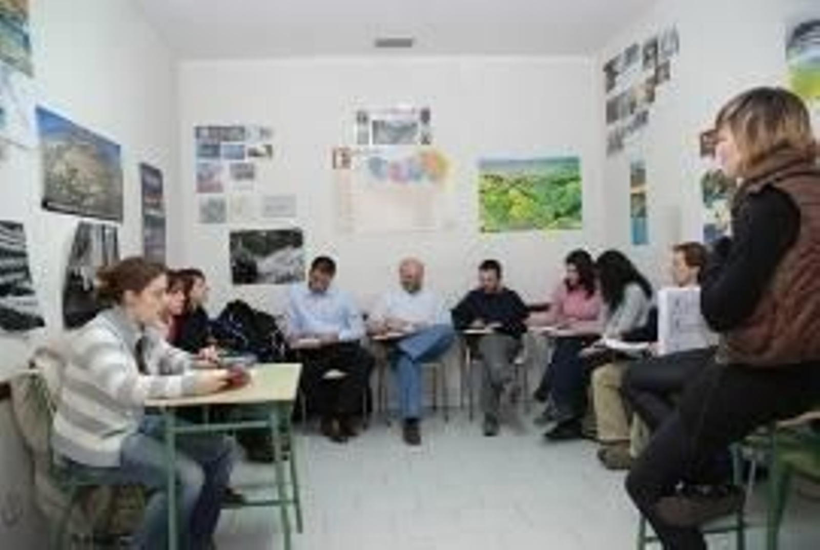 Miembros del Hogar Vasco de Madrid, durante una reunión en su sede.
