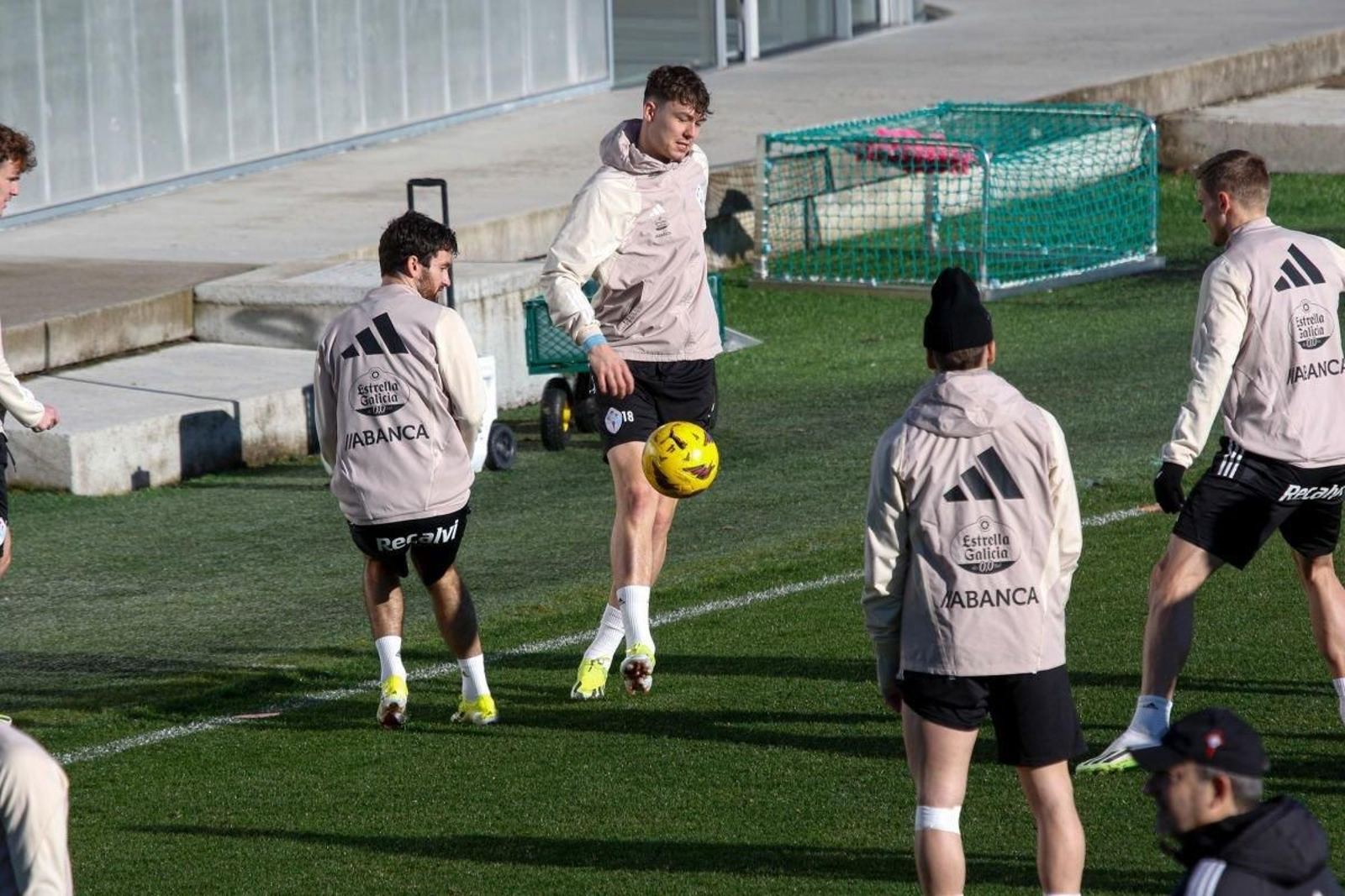 Jorgen Strand Larsen, con el balón, en el entrenamiento de ayer en la ciudad deportiva de Mos.