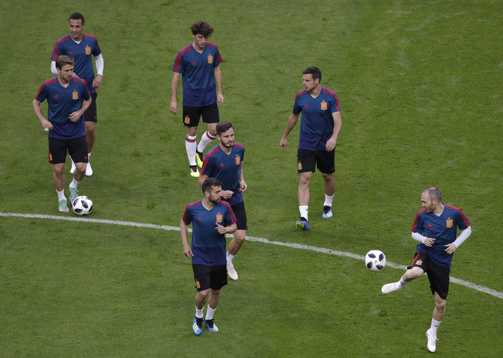 Andrés Iniesta, entrenando ayer en el escenario del partido.