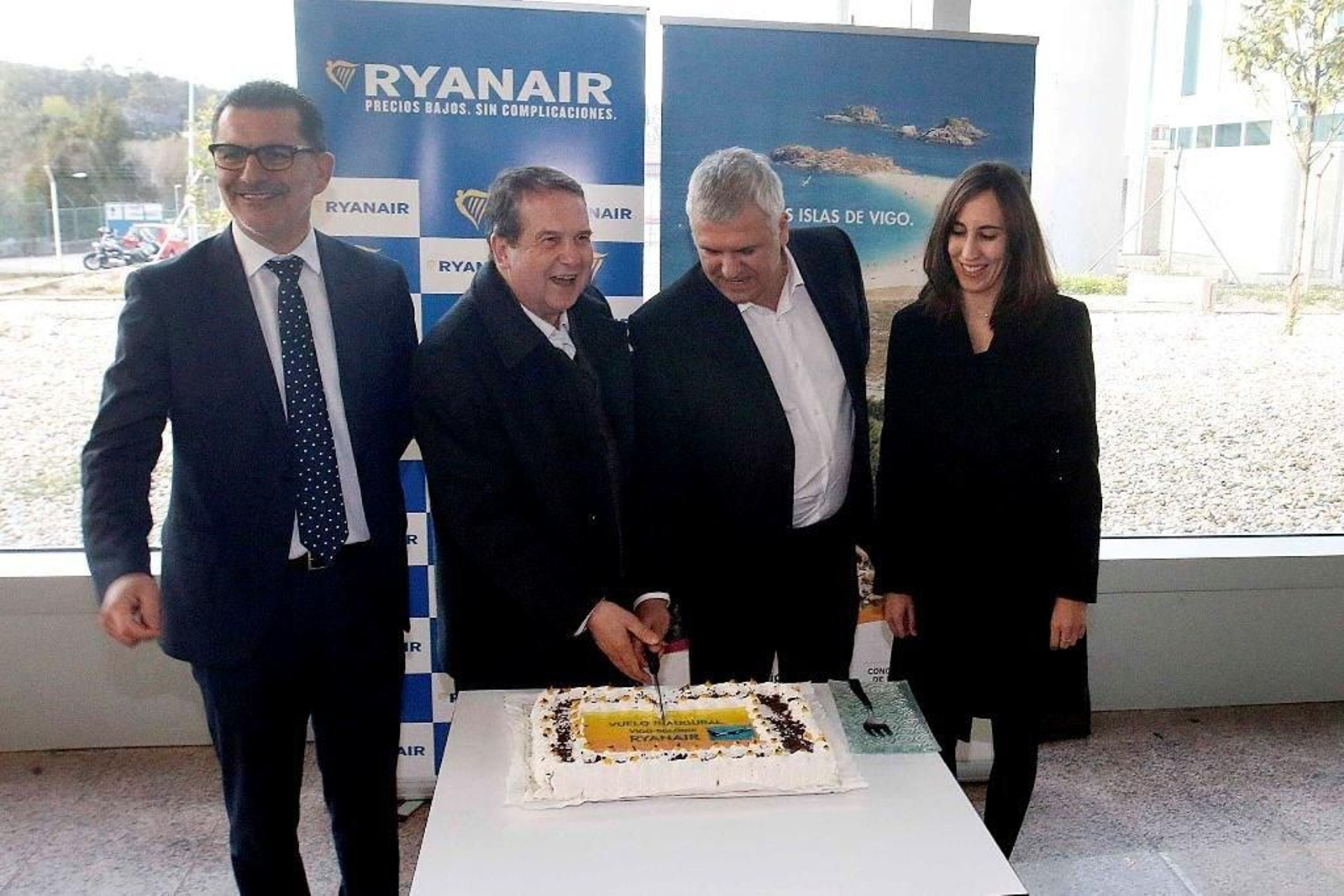 Abel Caballero y José Espartero cortaron la tarta de inauguración.