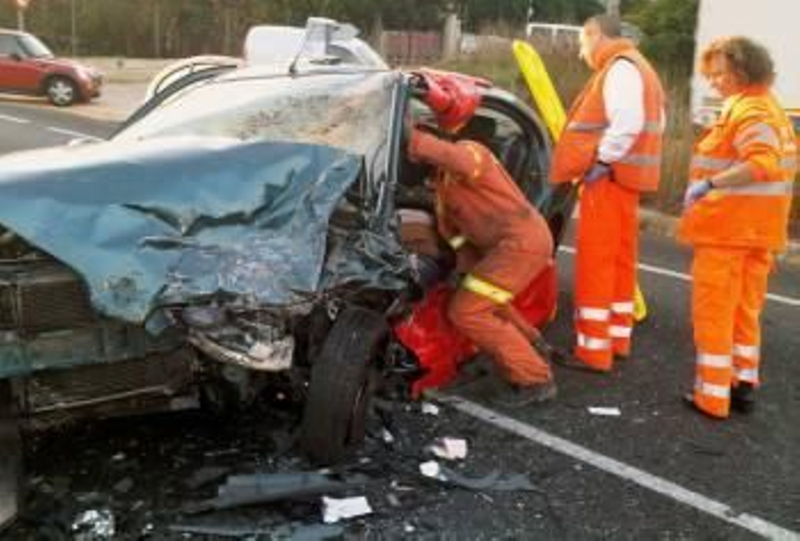Fotografía facilitada por el Consorcio de Bomberos de la comunidad valenciana de un accidente de tráfico registrado hoy en la carretera CV-50 que une Tavernes de La Valldigna y Alzira (Foto: EFE)