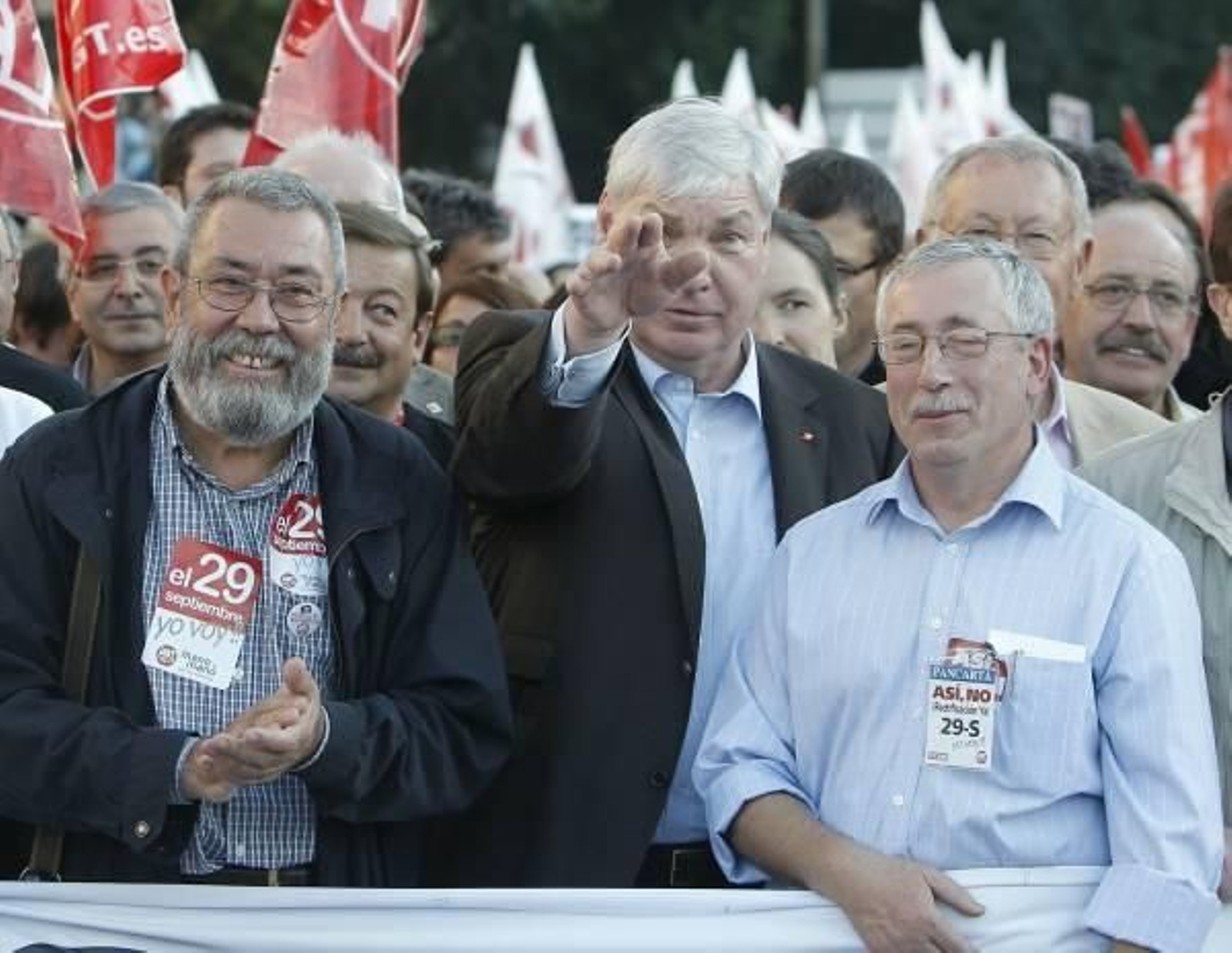 Los secretarios generales de UGT, Cándido Méndez (i), y de CCOO, Ignacio Fernández Toxo, encabezan la manifestación convocada esta tarde en Madrid con motivo de la huelga general convocada por las mismas organizaciones sindicales en contra de la reforma
