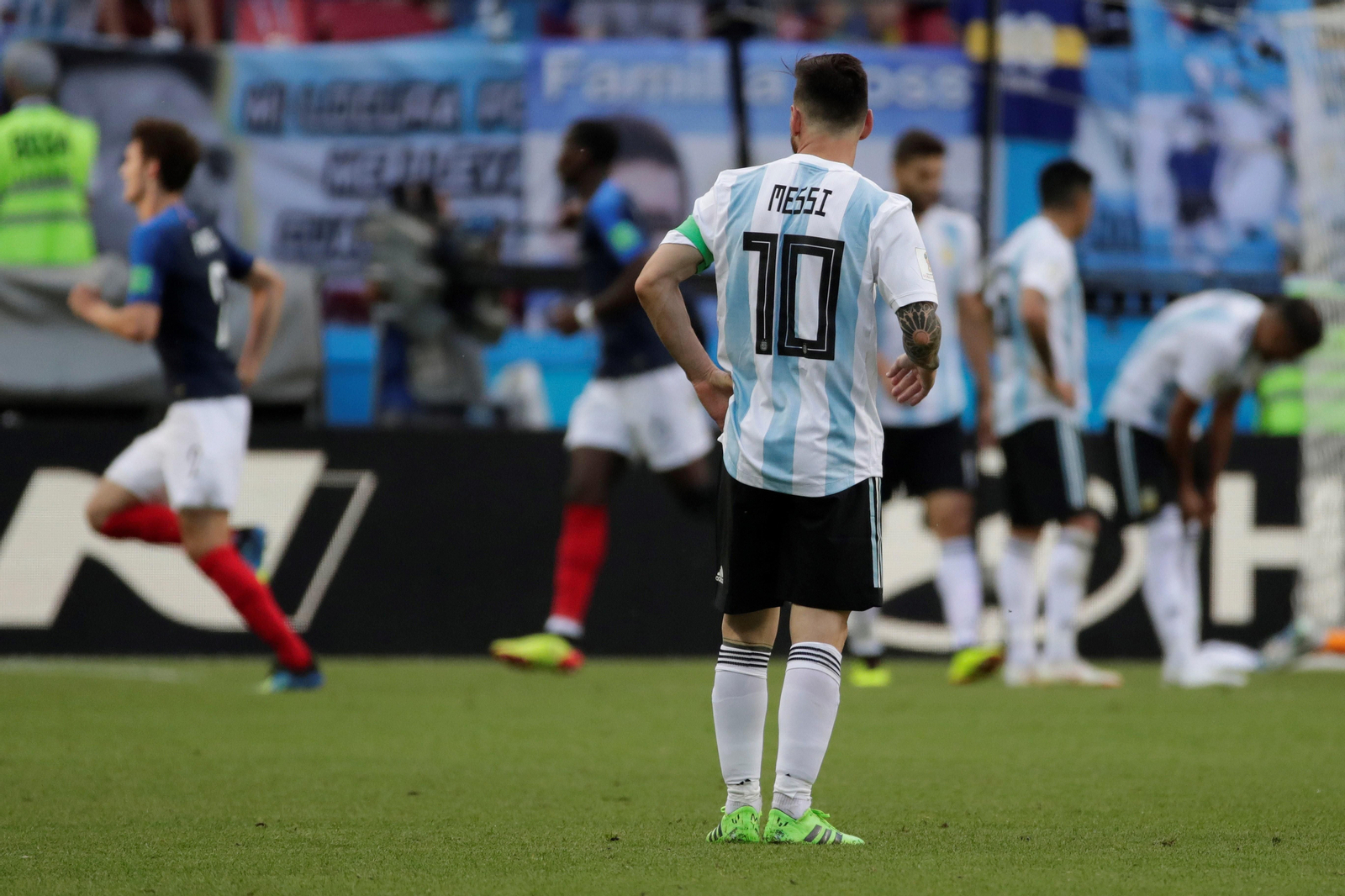 Leo Messi observa como los jugadores franceses celebran uno de sus goles en el partido disputado ayer en Kazan.