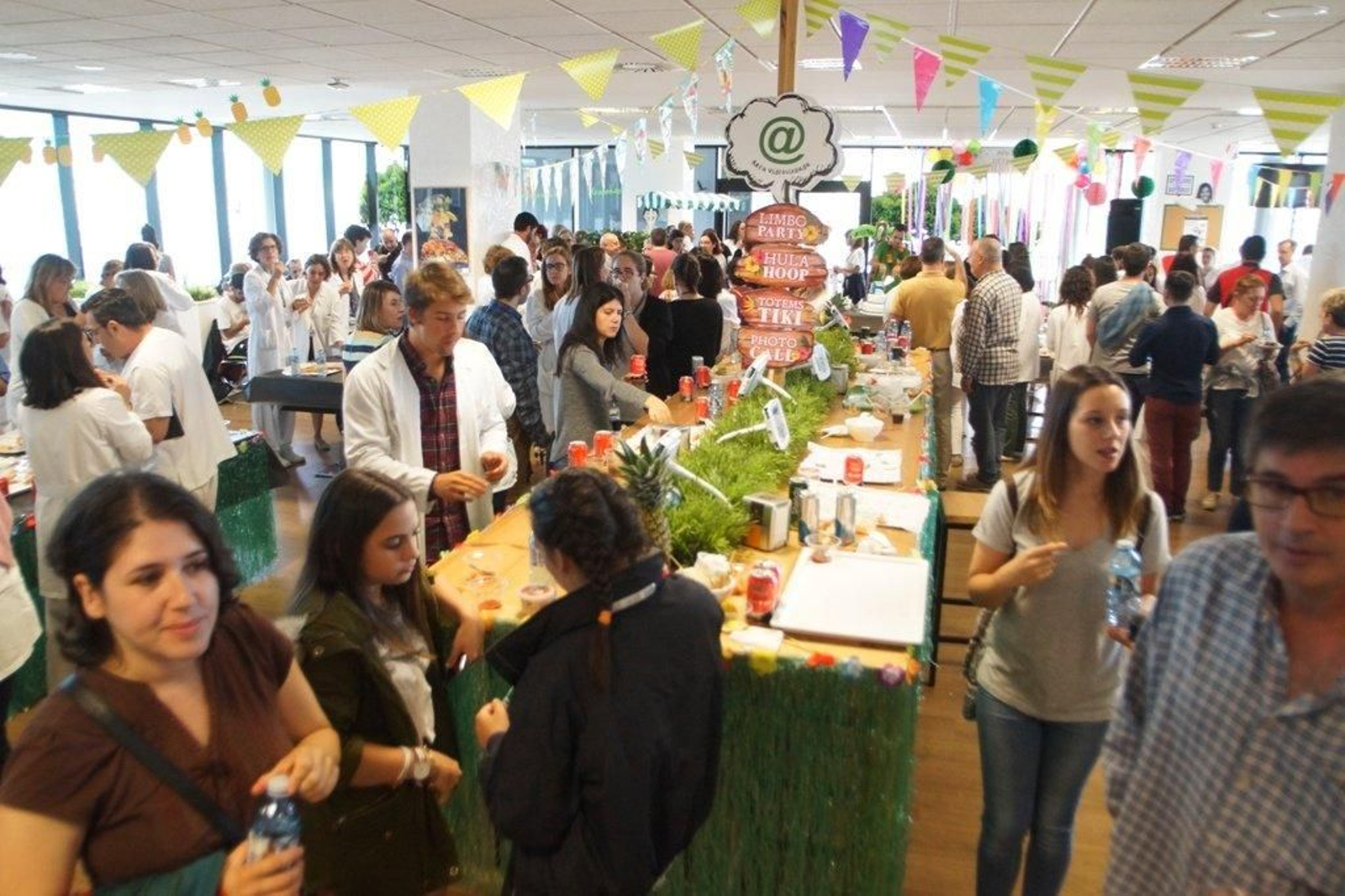 Fiesta hawaiana en el hospital Alvaro Cunqueiro Foto  Vicente Alonso 32
