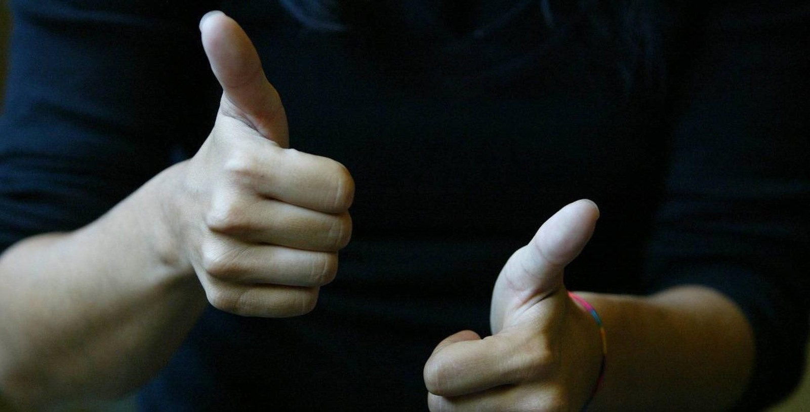 Manos que hablan el lenguaje de signos