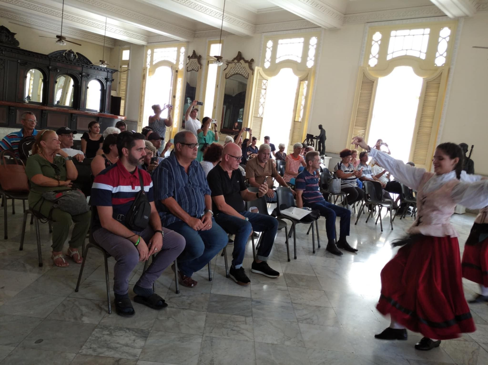 En la imagen los asistentes al acto