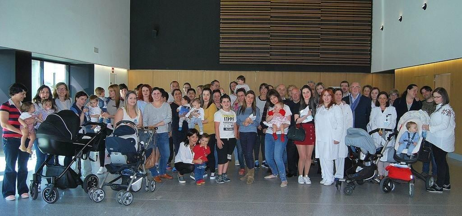 El Servicio de Neonatología del Cunqueiro acogió un acto de agradecimiento a las mujeres que donan leche materna.