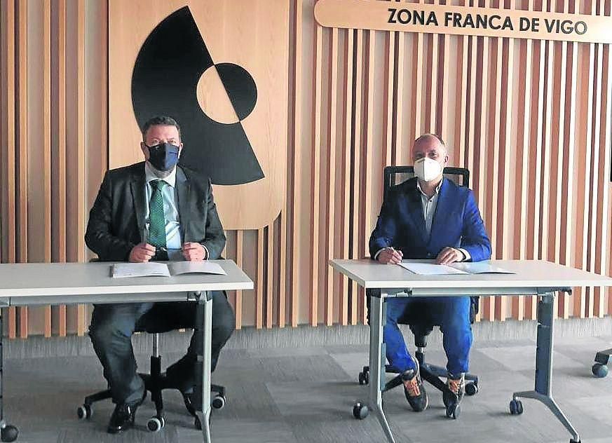 Amoedo, presidente de la coral, y Regades, delegado de Zona Franca