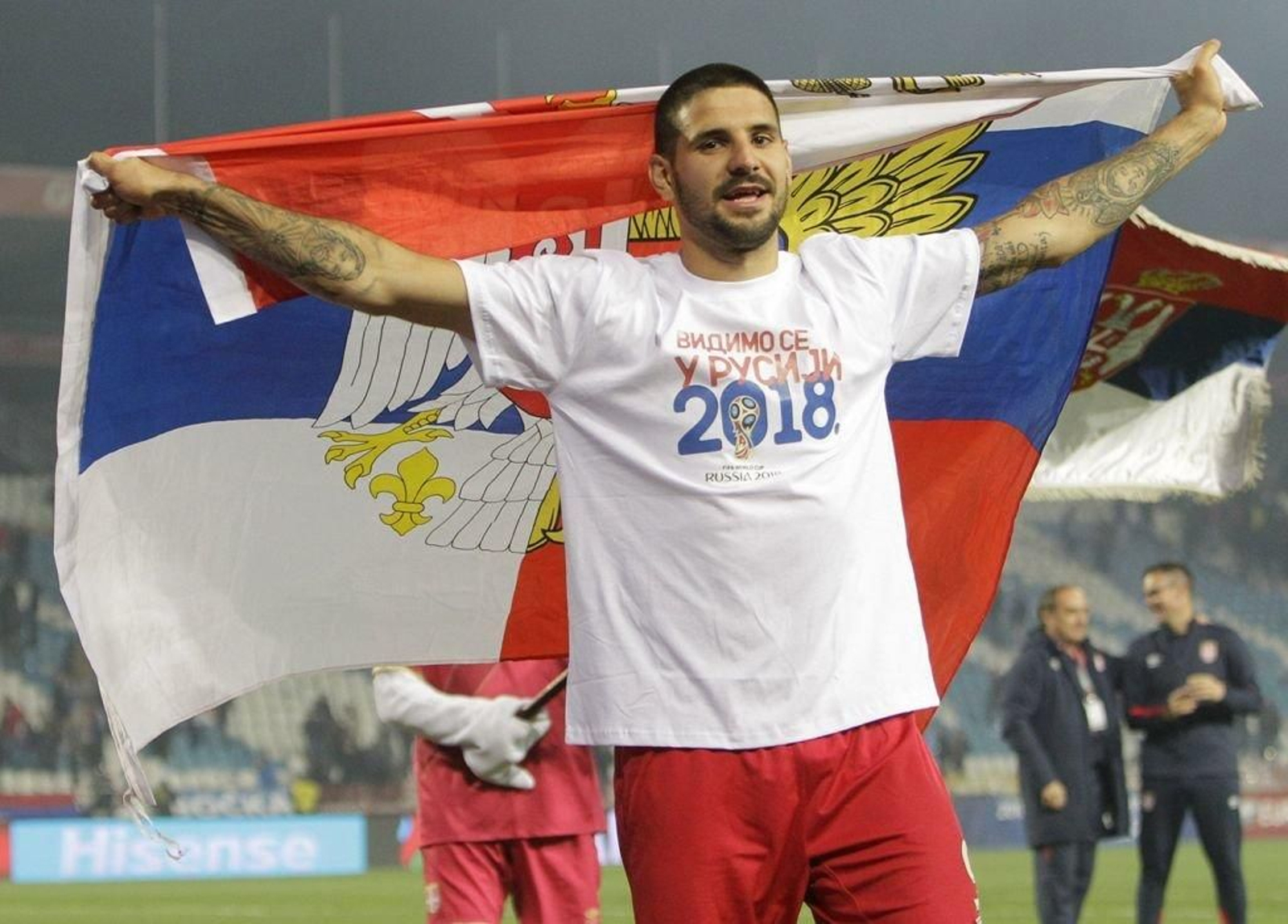 El serbio Mitrovic celebra la clasificación para el Mundial de la Serbia del céltico Nemanja Radoja.