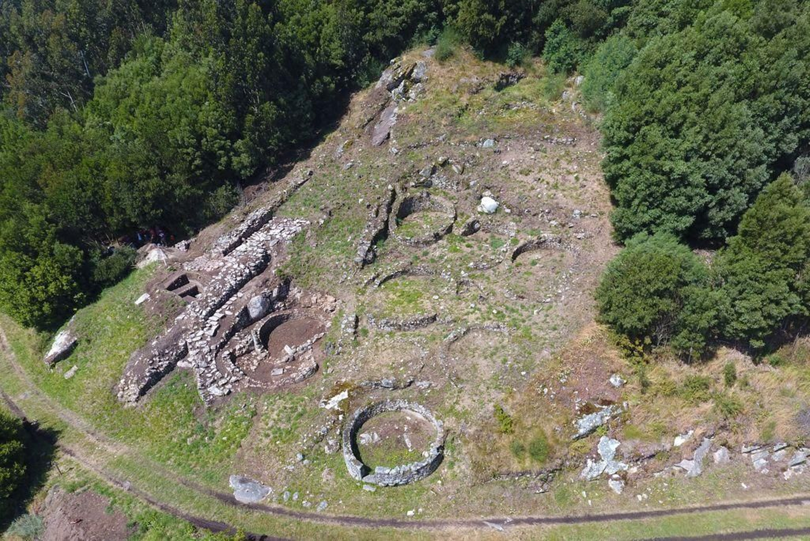 El área del conchero se encuentra al lado de la puerta de entrada al castro.