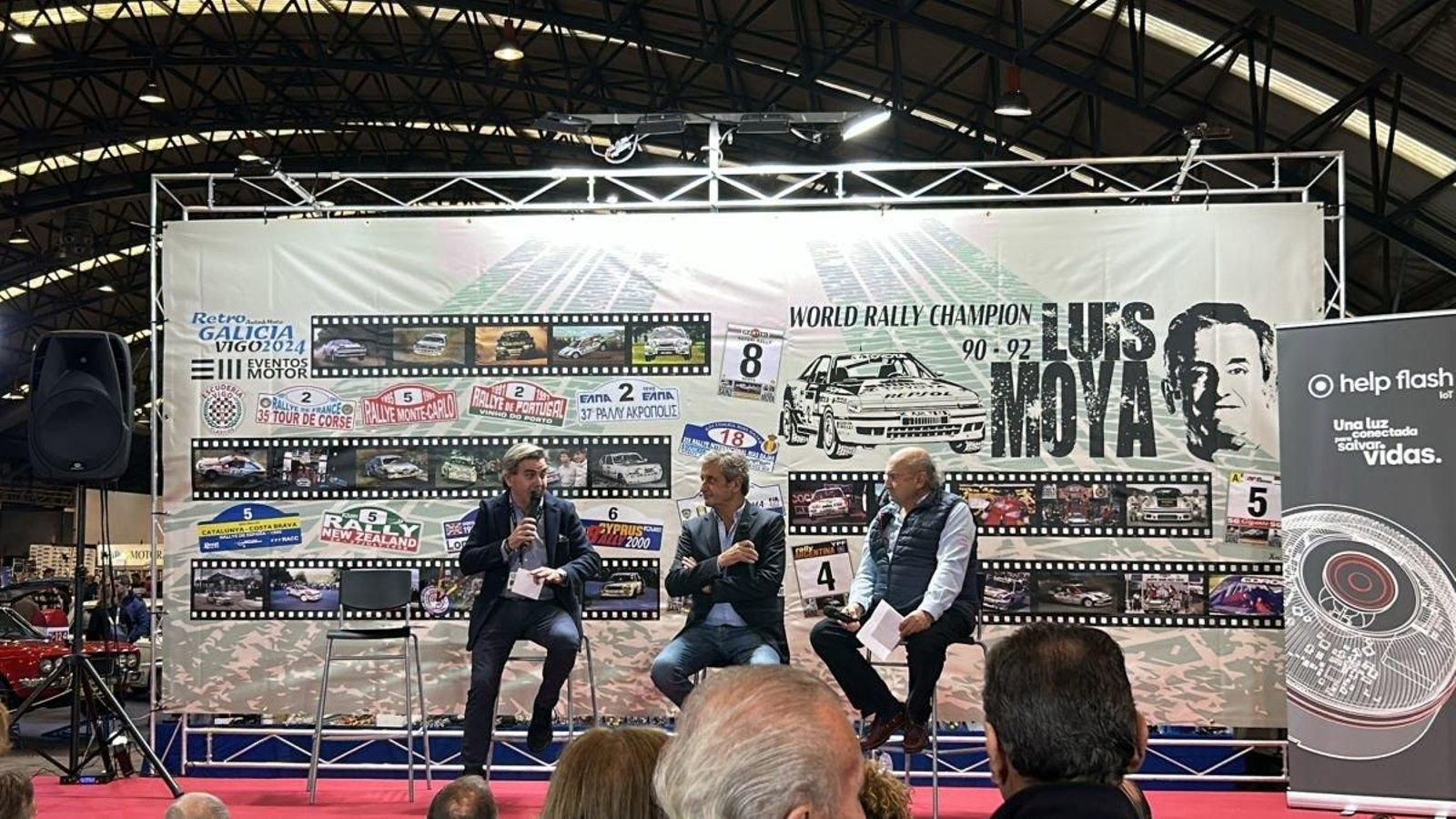 Luis Moya (centro), ayer, en el salón Retro Galicia.