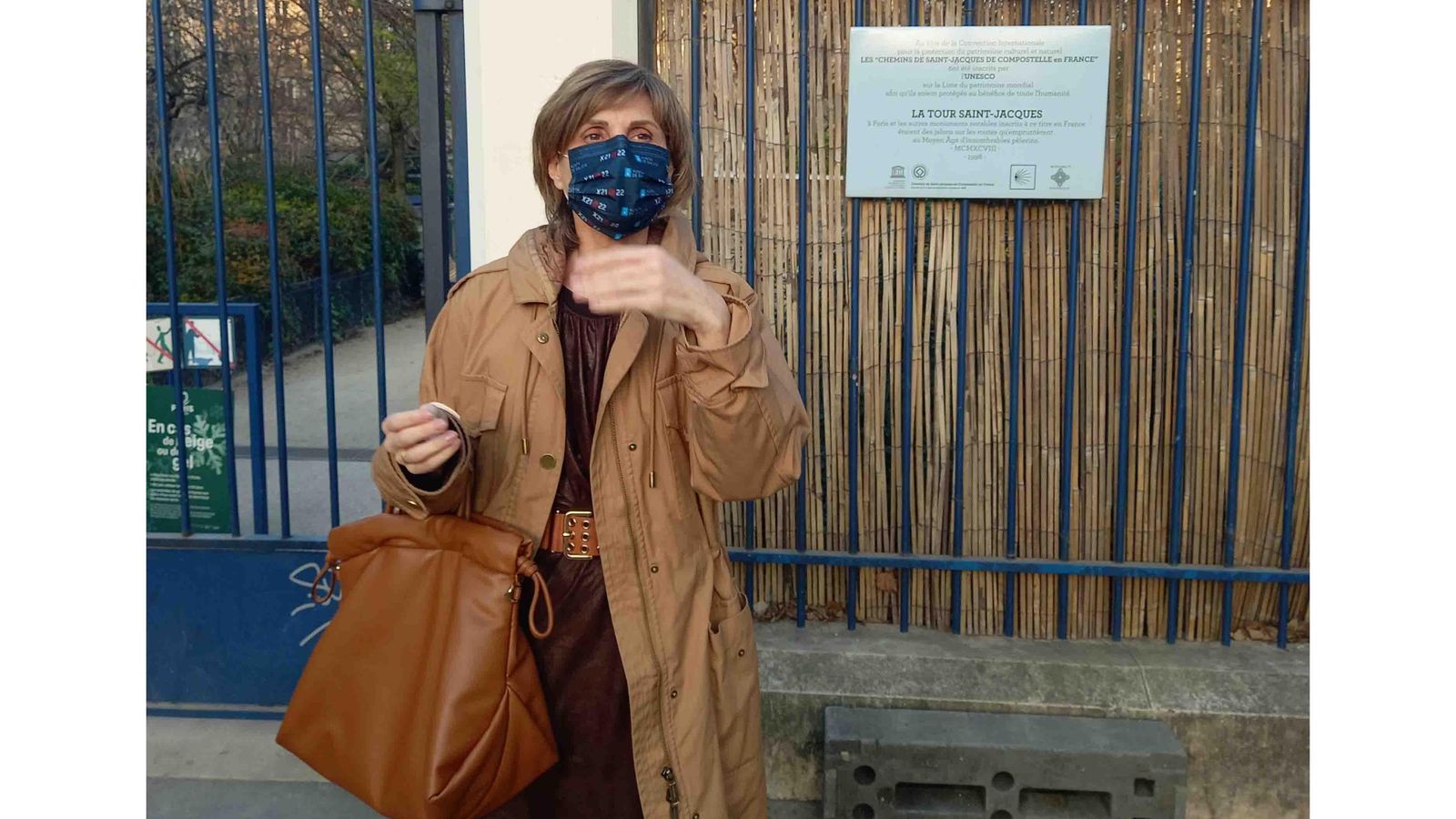 Nava Castro delante de la placa que declara la Torre Santiago Patrimonio de la Unesco