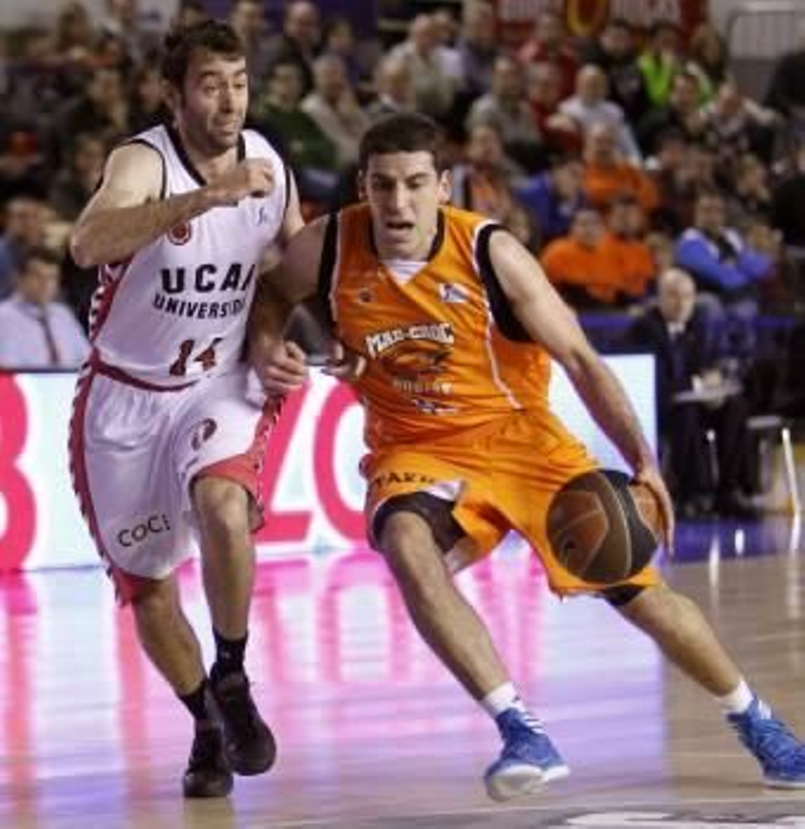 El base del Baloncesto Fuenlabrada, Joaquim Colom (d) intenta superar la defensa del base del Ucam Murcia Pedro Rivero (Foto: EFE)