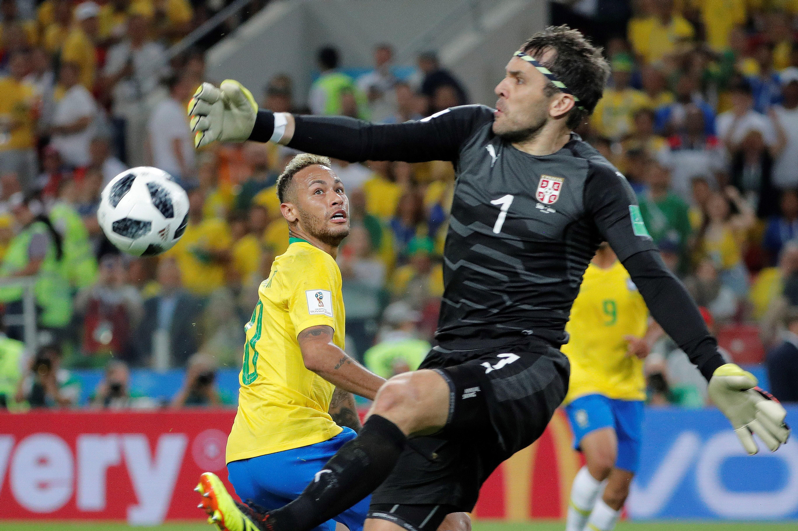 Stojkovic alcanza el esférico ante la presencia de Neymar en una acción del partido de ayer.