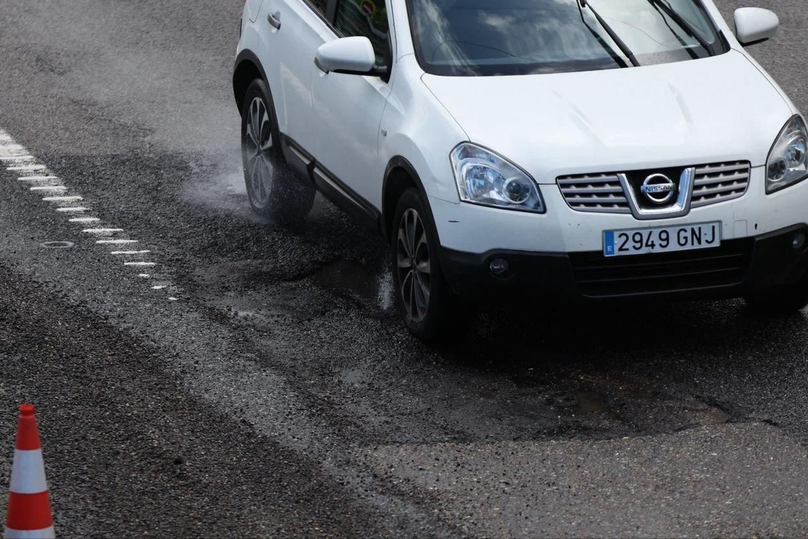 Coches circulando a través de los baches de la A-55.