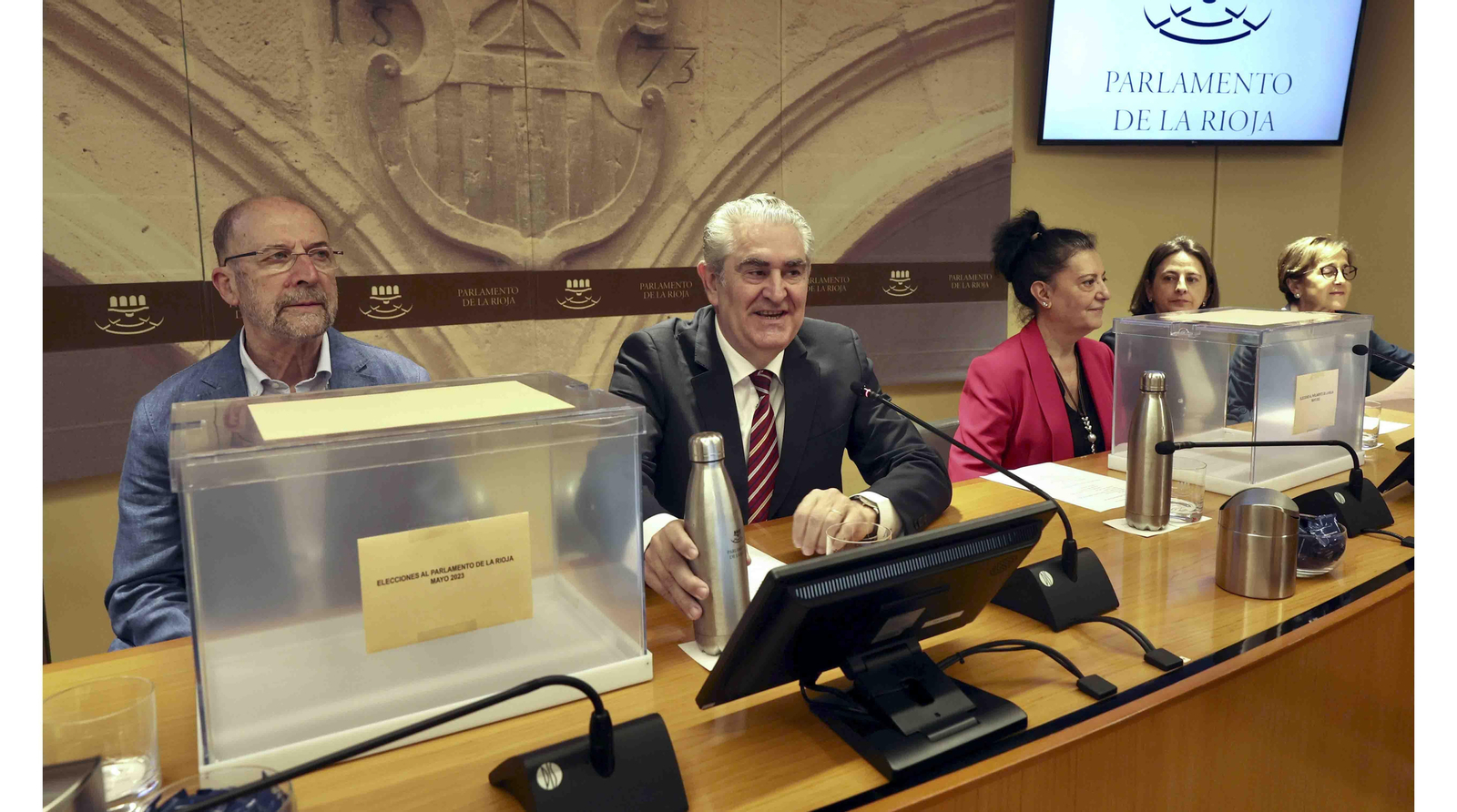 El recuento del voto de los riojanos residentes en el extranjero por parte de la Junta Electoral generó expectación por si Podemos-IU pudiera perder uno de los dos diputados logrados el 28 de mayo, que permitiría que Vox sumará el tercero. EFE/Raquel Manzanares