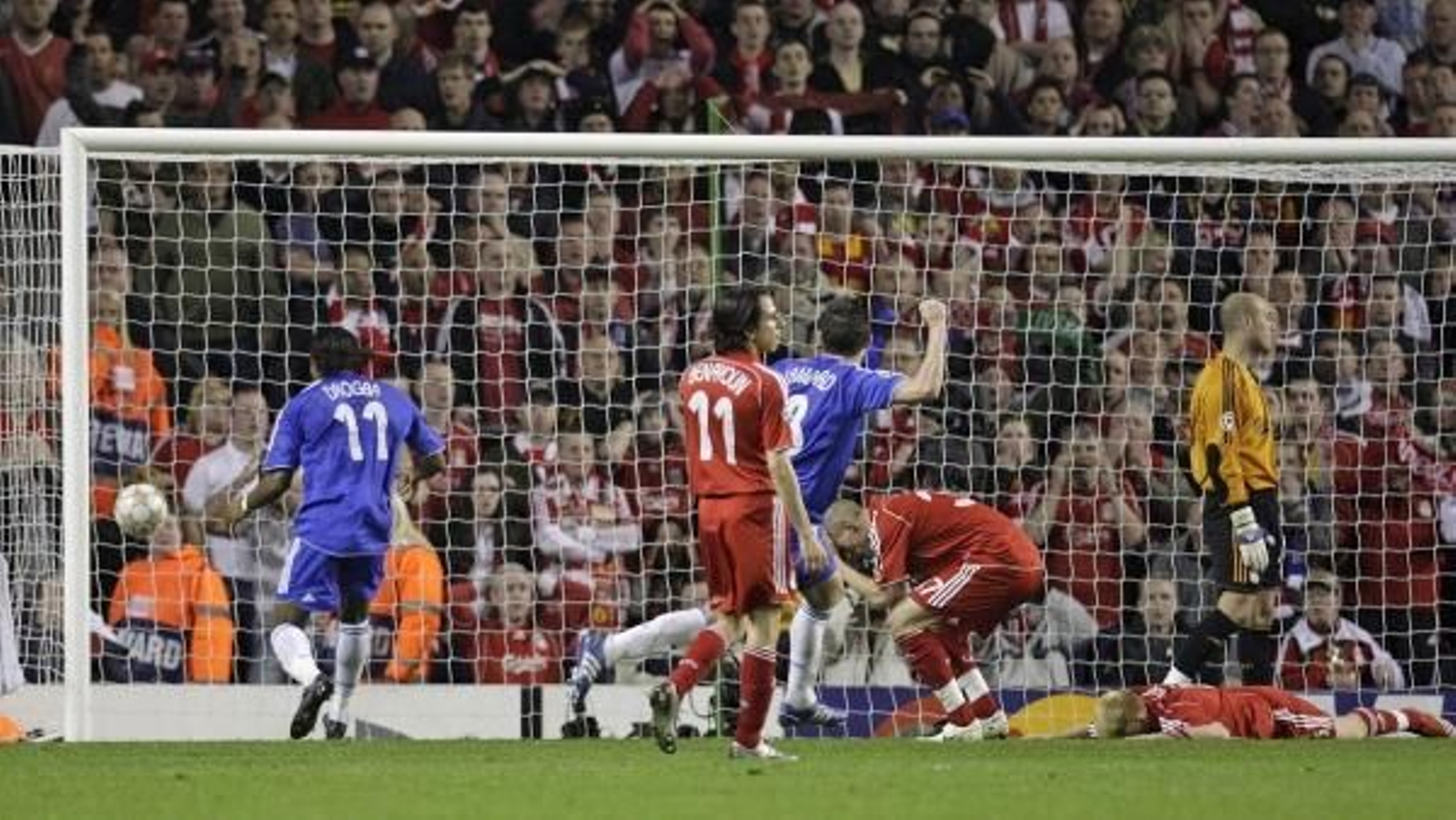 El jugador del Liverpool, Riise, tirado en el suelo tras marcar en propia meta.