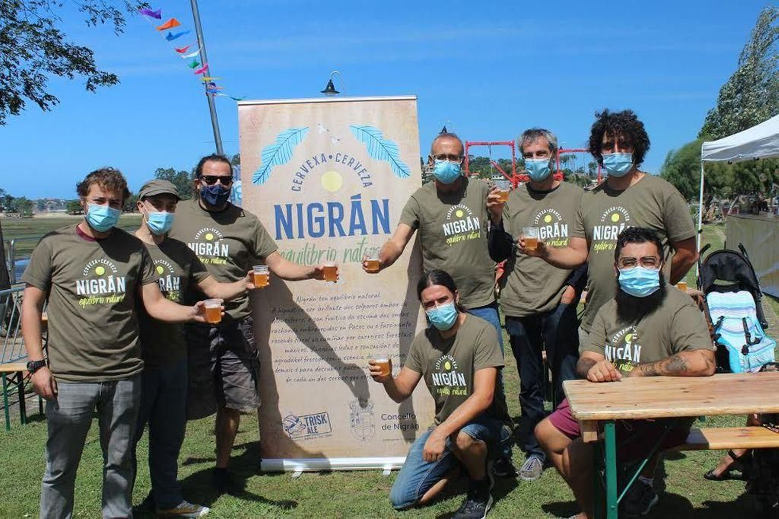 Los músicos locales que tocan en el Val Miñor Fest fueron los primeros en degustar la cerveza.