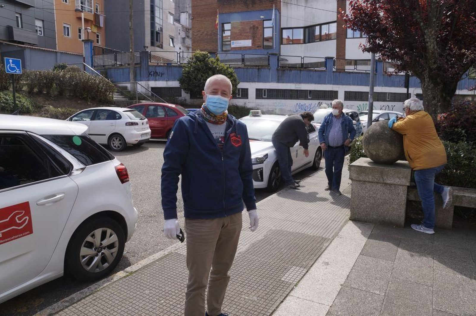 Alfredo Estévez, ayer, en la parada de O Calvario donde estuvo sin actividad durante horas coincidiendo con varios compañeros.