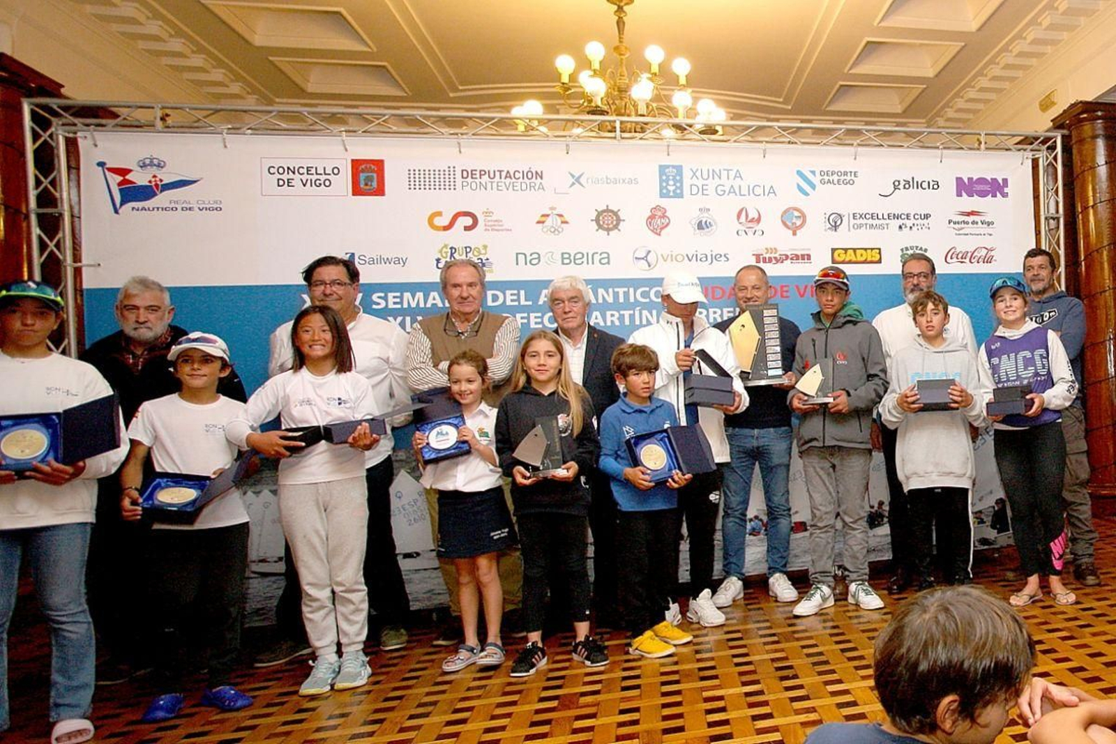 Los premiados en el Meeting Internacional Cidade de Vigo de Optimist posan junto a las autoridades.
