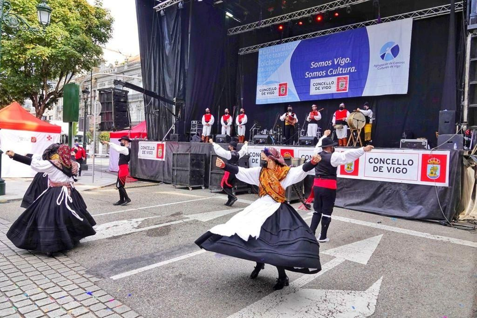 Los grupos de baile vistieron sus trajes tradicionales y también las mascarillas.