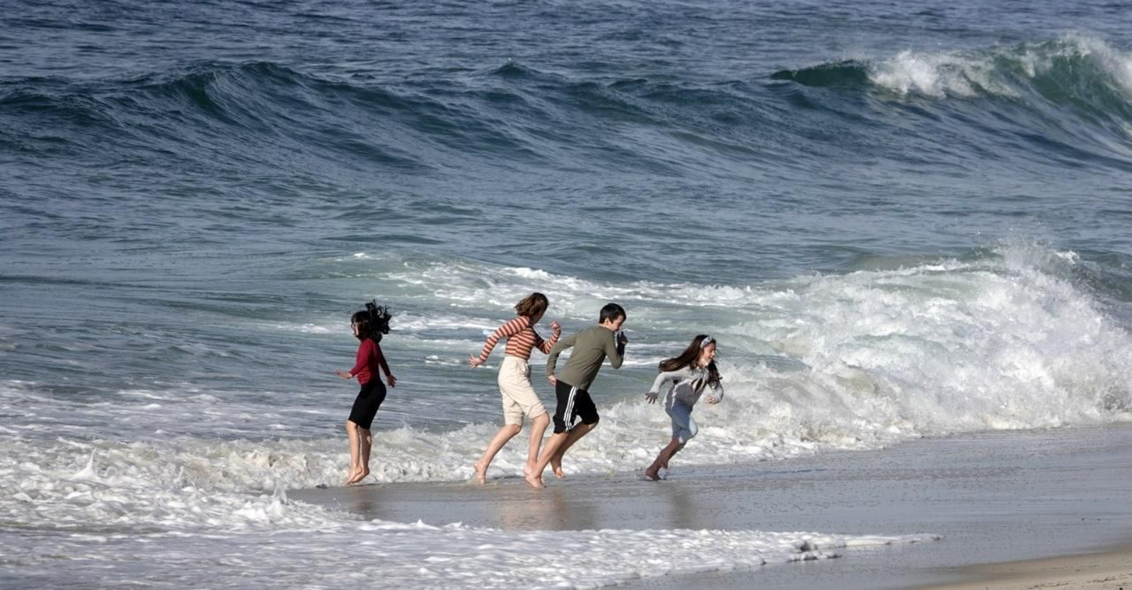 Fin de año con tiempo de verano en Vigo. Playa de Samil. // Vicente Alonso