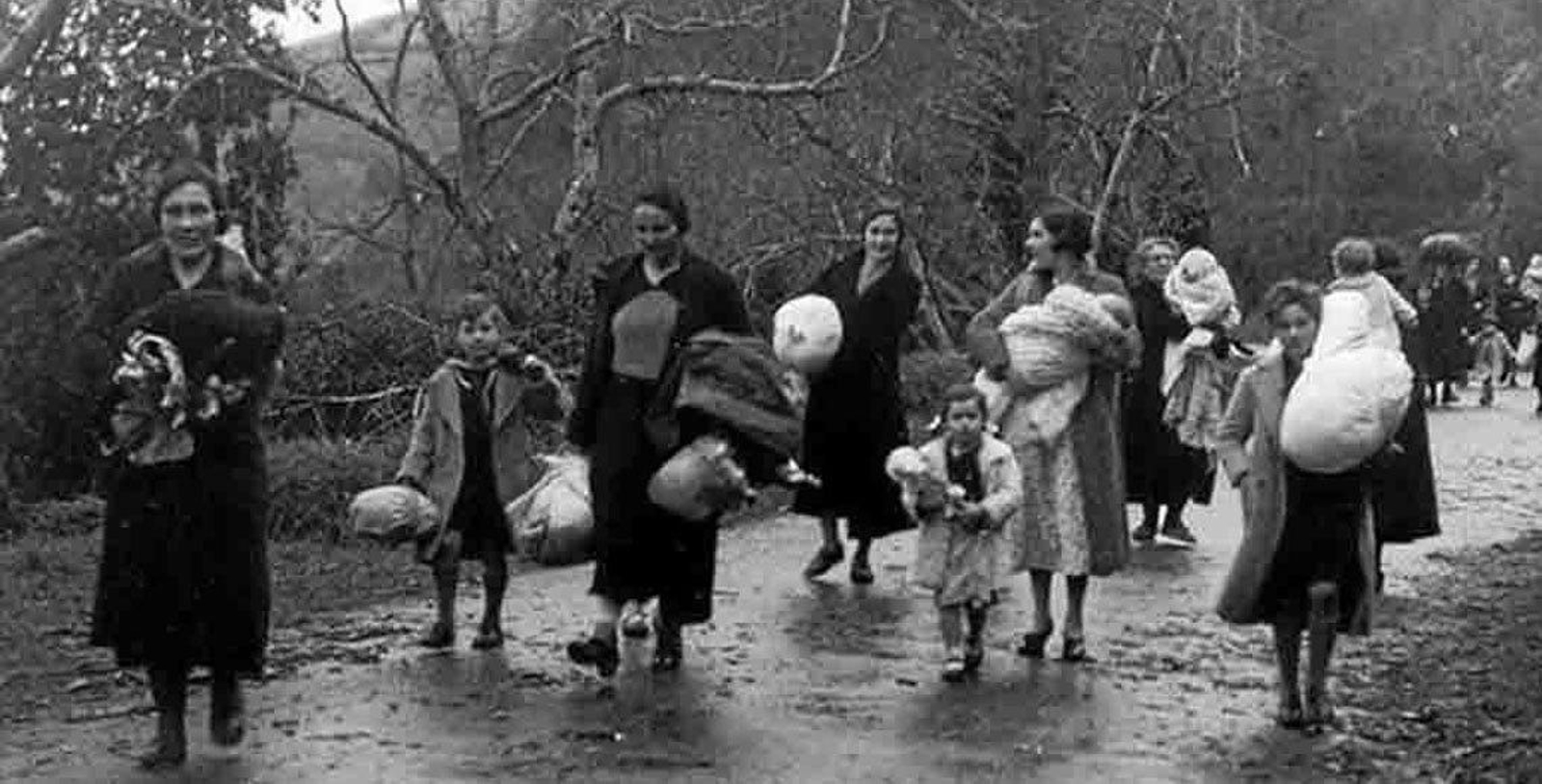 Varias familias en el camino al exilio, durante la Guerra Civil española, en 1937.