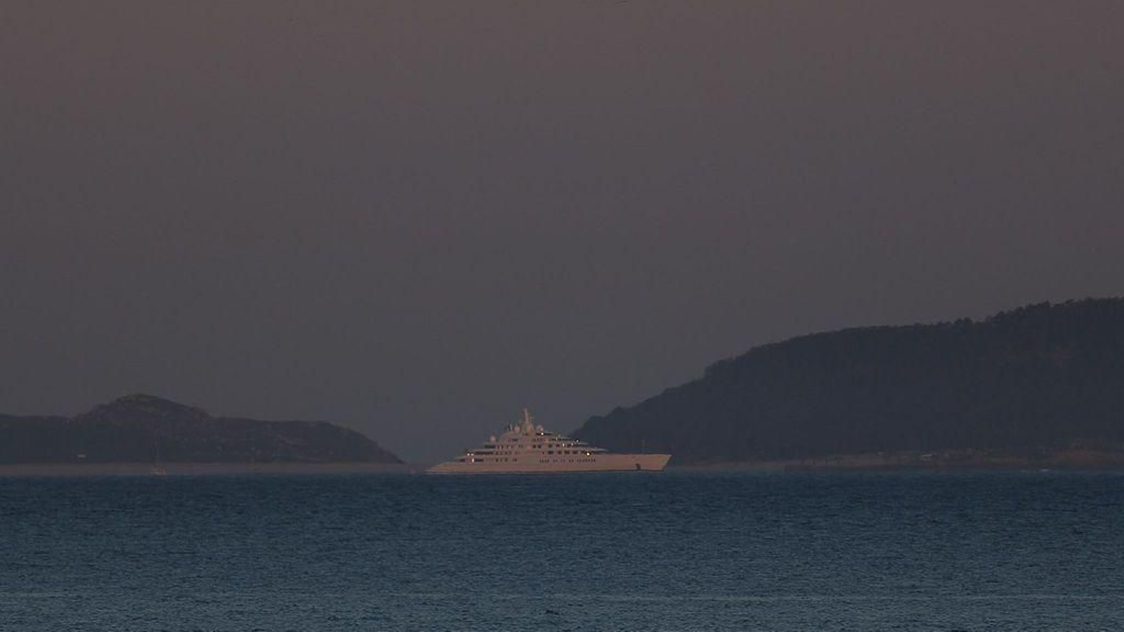 La luna ilumina la ría de Vigo // Alberte